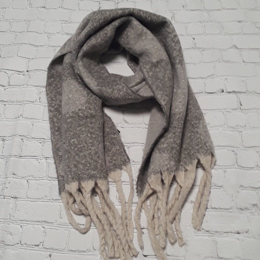 C&D  Circle Print Chunky Scarf.